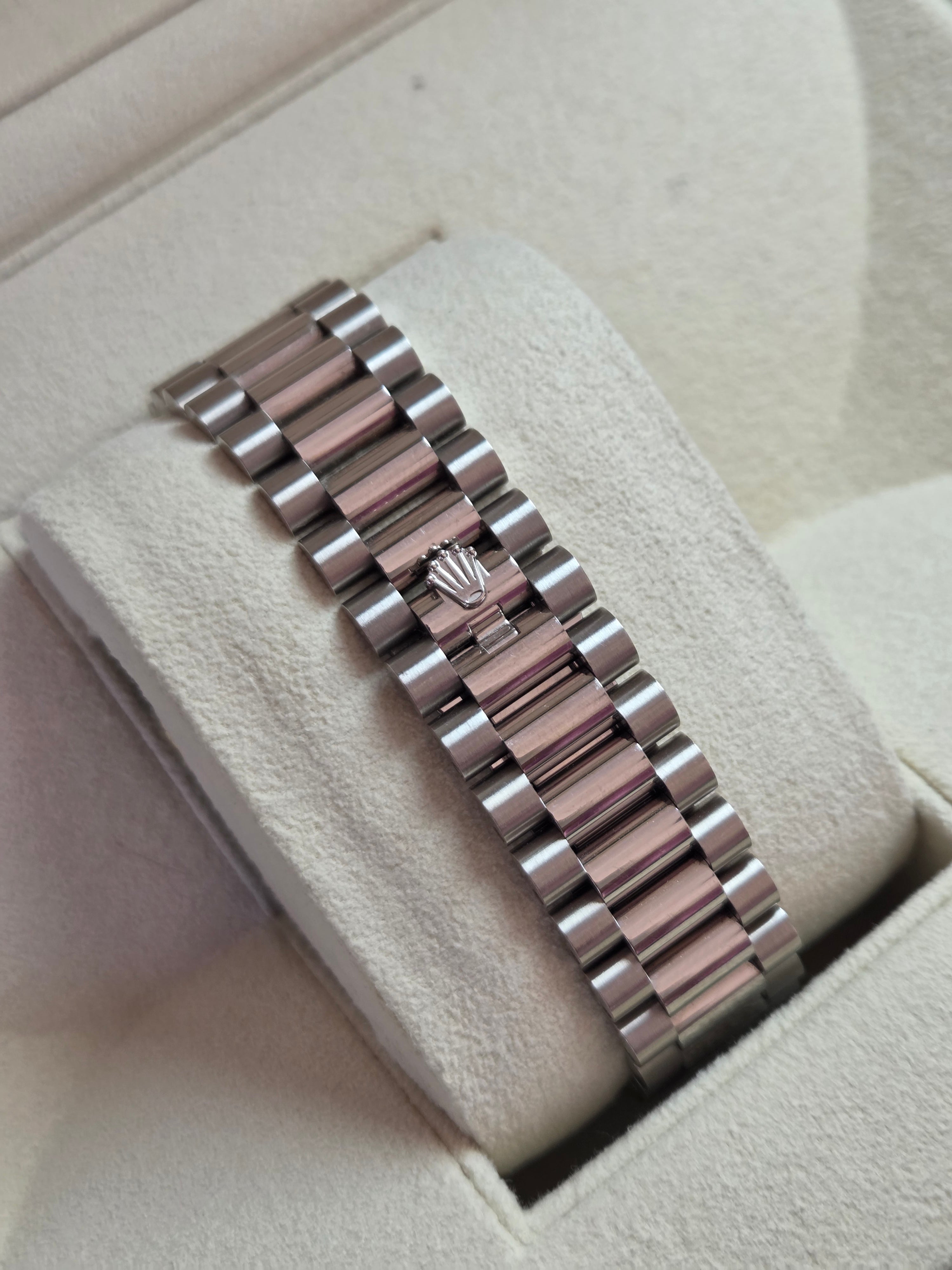 Rolex Day-Date 40 Ref. 228239 – Slate Dial (18k White Gold) – Full Set 2023