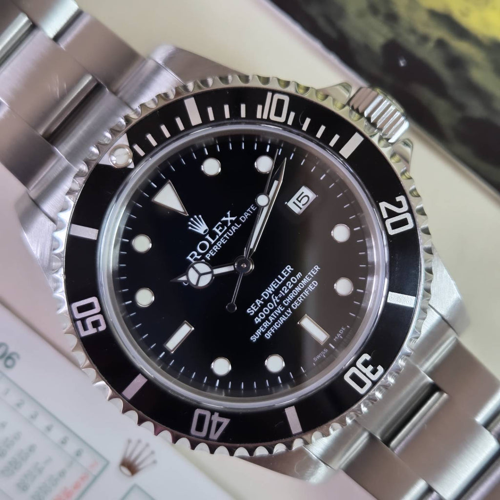Rolex Sea-Dweller 4000 (Ref. 16600) – 2006 - No holes case with Box & Papers