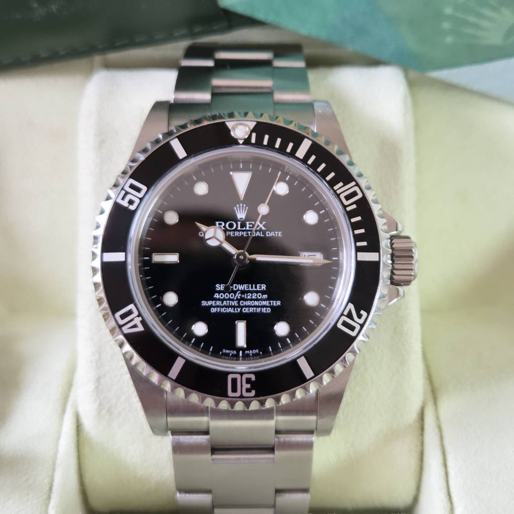 Rolex Sea-Dweller 4000 (Ref. 16600) – 2006 - No holes case with Box & Papers