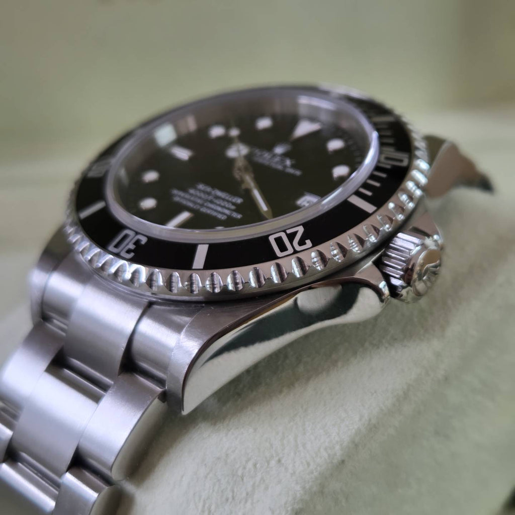 Rolex Sea-Dweller 4000 (Ref. 16600) – 2006 - No holes case with Box & Papers