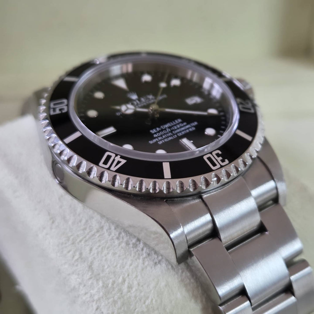 Rolex Sea-Dweller 4000 (Ref. 16600) – 2006 - No holes case with Box & Papers