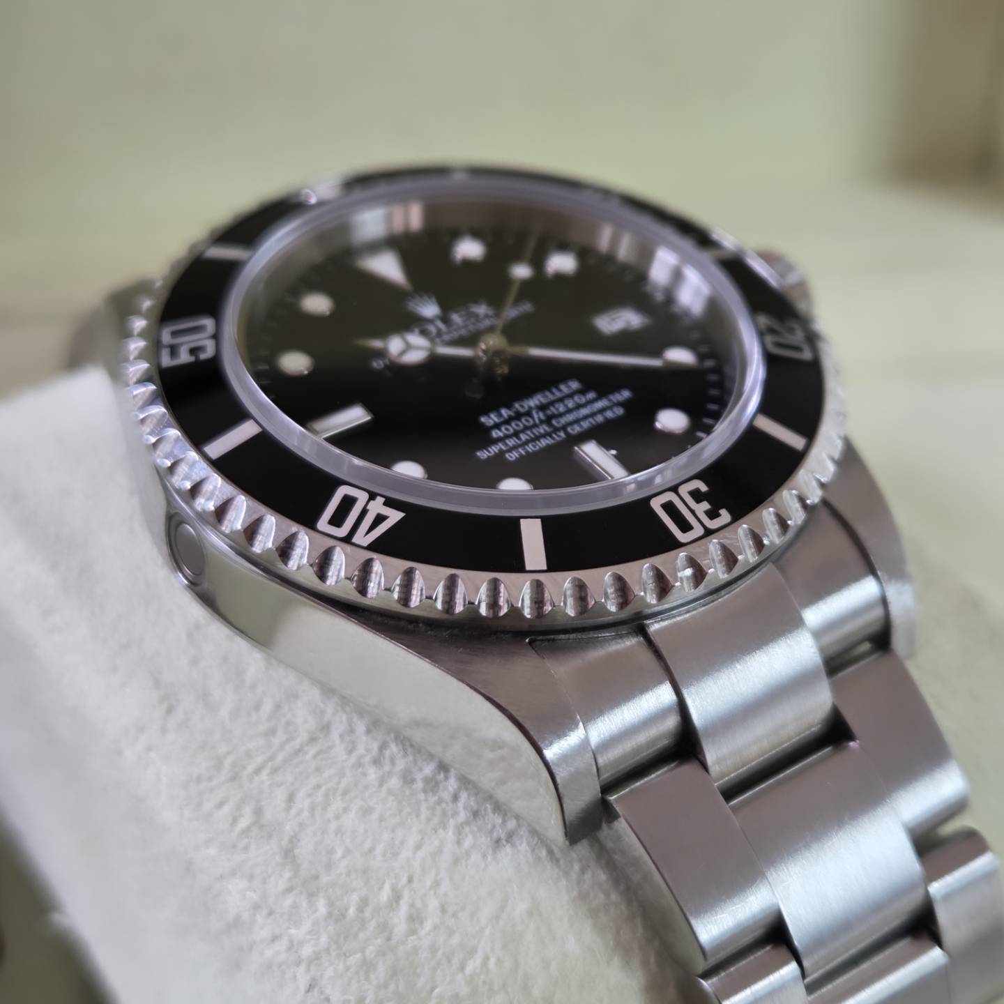 Rolex Sea-Dweller 4000 (Ref. 16600) – 2006 - No holes case with Box & Papers