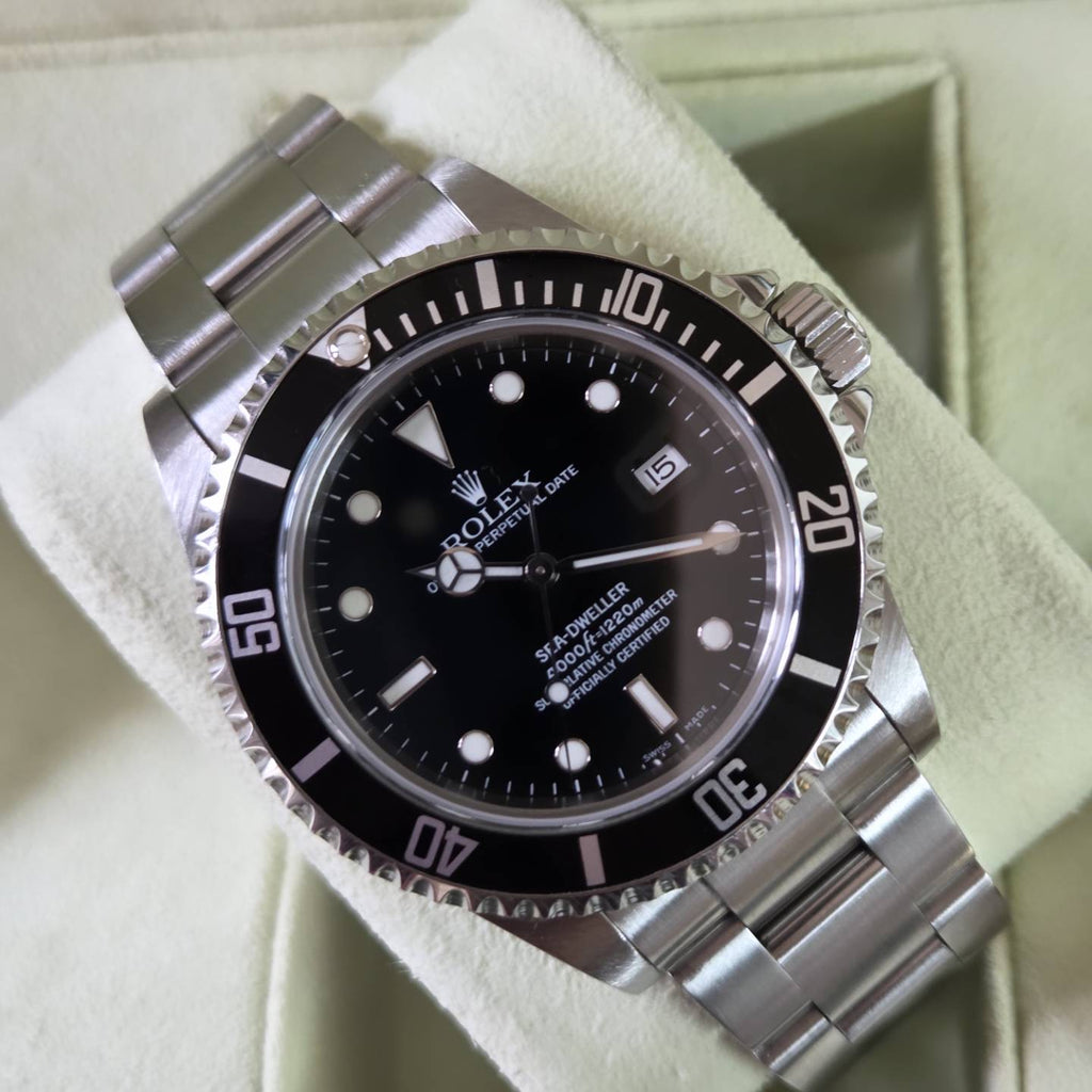 Rolex Sea-Dweller 4000 (Ref. 16600) – 2006 - No holes case with Box & Papers