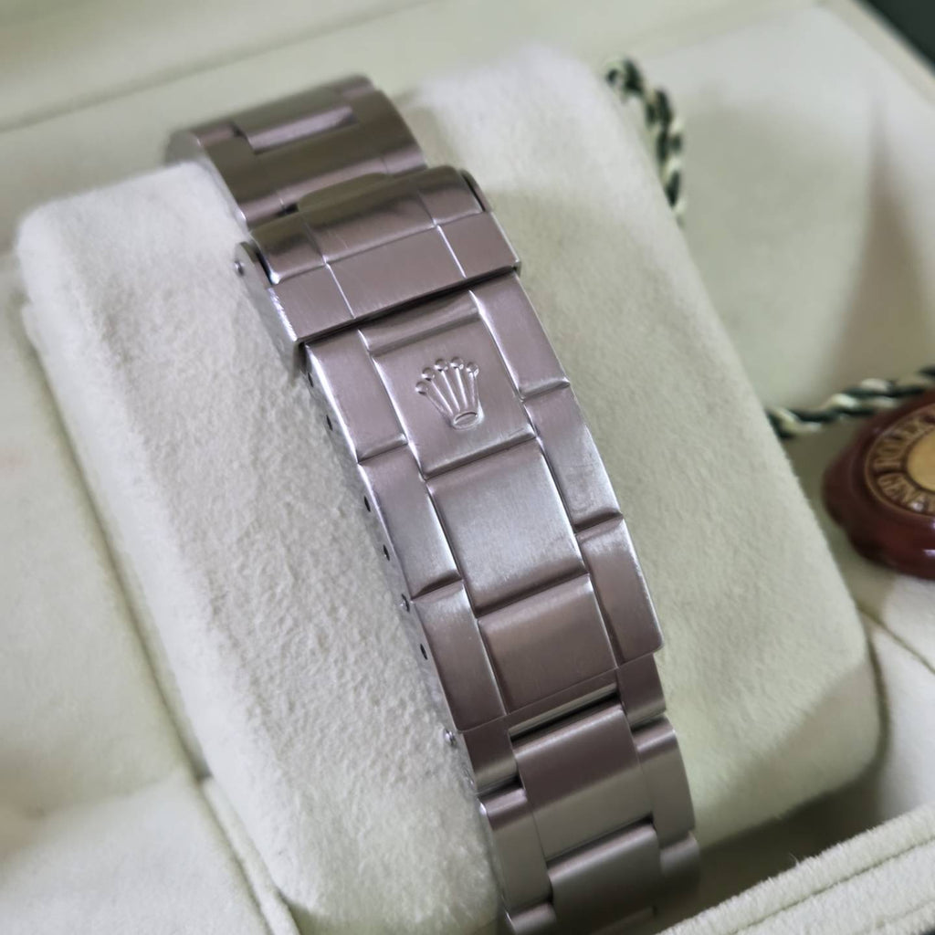 Rolex Sea-Dweller 4000 (Ref. 16600) – 2006 - No holes case with Box & Papers