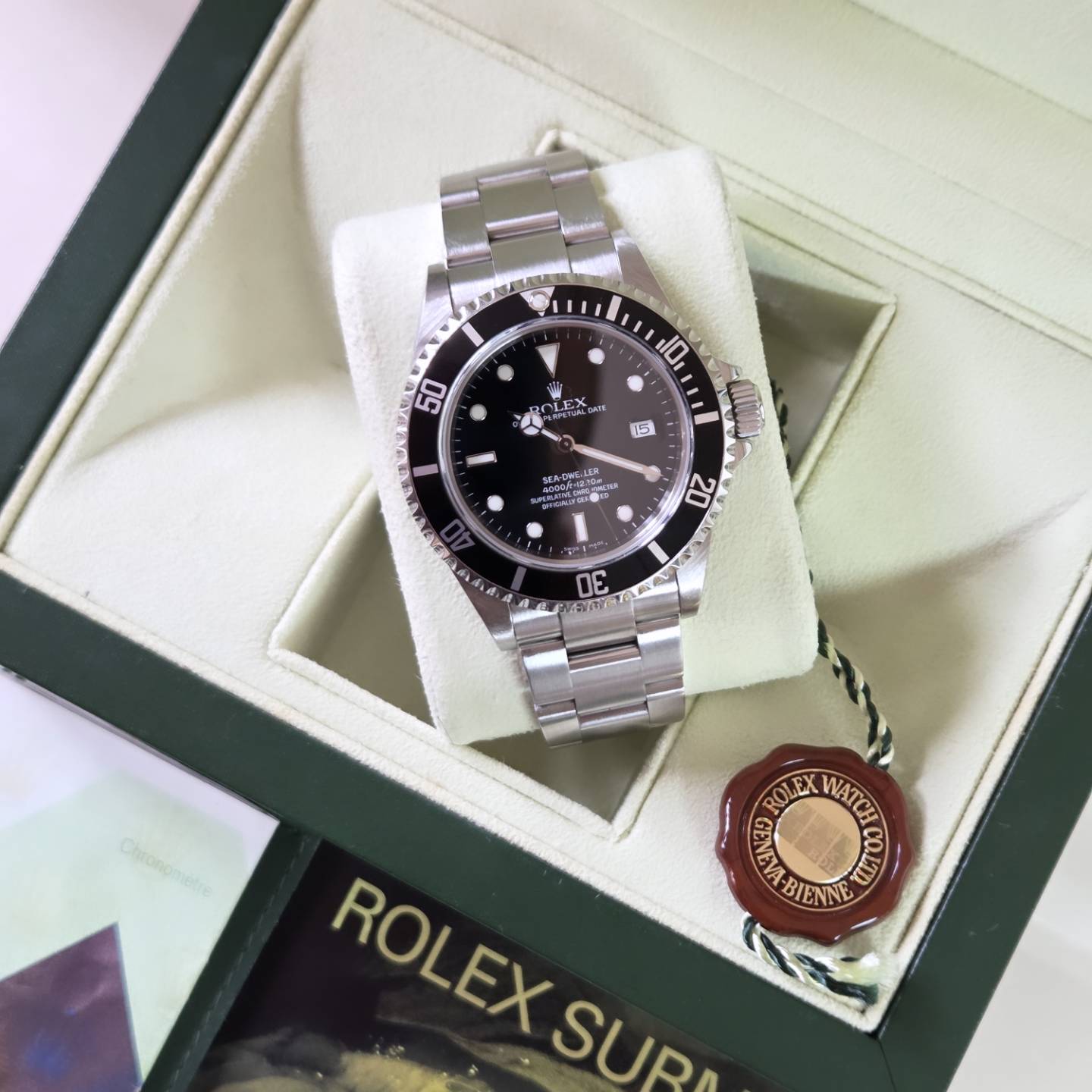 Rolex Sea-Dweller 4000 (Ref. 16600) – 2006 - No holes case with Box & Papers